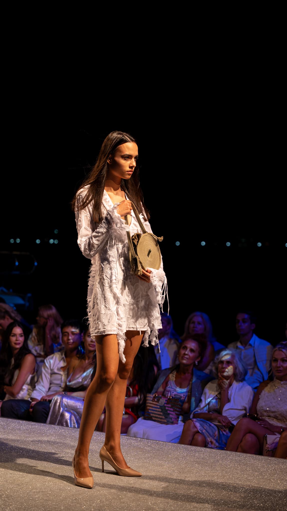 Жена с памучна чанта Evtimova Elegance — лятна колекция 2025